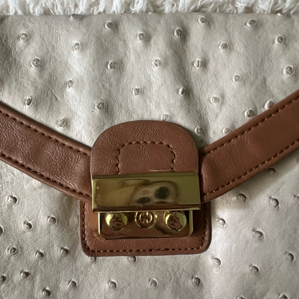 Faux Ostrich Envelope Clutch/Crossbody Bag with Gold Chain - Picture 5 of 10